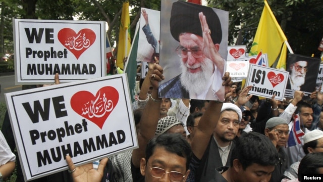 Muslim demonstrators hold banners during a protest in front of the U.S. embassy in Bangkok September 18, 2012. 