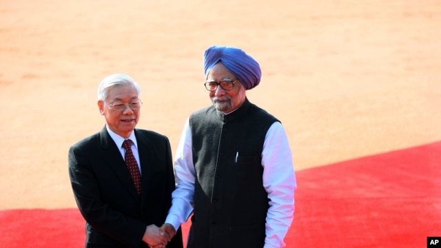 Thủ tướng Ấn Độ Manmohan Singh (phải) tiếp Tổng bí thư Đảng Cộng sản Việt Nam Nguyễn Phú Trọng khi ông đến thăm Ấn Độ, 20/11/13