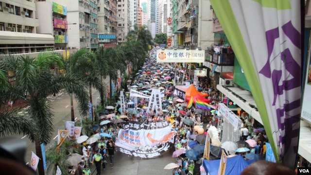 香港几十万市民上街参加七一大游行要求真普选 (美国之音海彦拍摄)