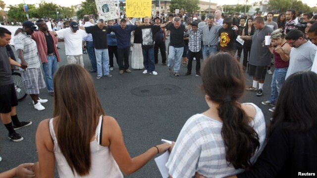Durante la protesta del martes en la noche, 24 personas fueron detenidas, entre ellas cuatro menores de edad.