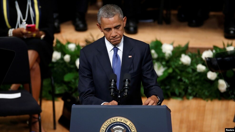 Tổng thống Hoa Kỳ Barack Obama phát biểu trong buổi lễ tưởng niệm năm cảnh sát thiệt mạng trong vụ xả súng tại Dallas, ngày 12 tháng 7 năm 2016.