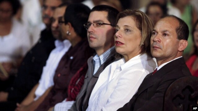 De derecha a izquierda, el embajador de Venezuela en Cuba, Edgardo Ramírez; la ministra de Salud venezolanada Eugenia Sader y el yerno del presidente Chávez, Jorge Arreaza.