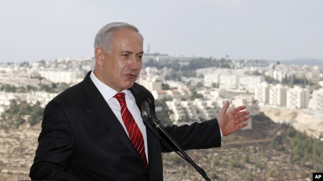 Thủ tướng Israel Benjamin Netanyahu nói chuyện trước các phóng viên trong chuyến thăm Gilo, một khu ở mạn nam Jerusalem gần thành phố Bethlehem.