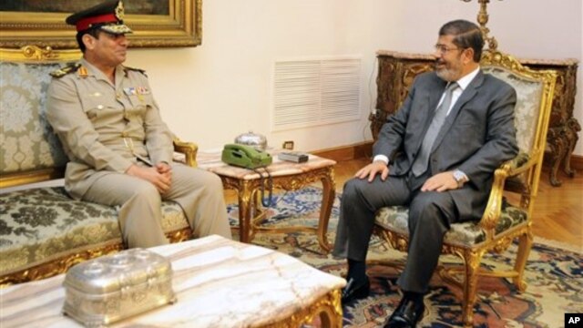 Tổng thống Ai Cập Mohamed Morsi (phải) tiếp kiến tân Bộ trưởng Quốc phòng Abdel-Fattah el-Sissi 