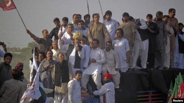 Pakistan Tehreek-e-Insaf (PTI) head Imran Khan, wearing a traditional turban, speaks to supporters during a peace march against U.S. drone strikes from Islamabad to South Waziristan, in Pakistan's northwestern town of Tank October 7, 2012.