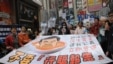 香港十多個民間團體及泛民政黨，發起"不要行騙報告"遊行，大會稱有2,000人參與(美國之音湯惠芸)