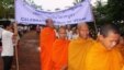Around 200 people participated in a “peace walk” in the northern town of Anlong Veng, Cambodia, on Friday, May 24, 2013. Of the 200 marchers, not all were Buddhists. There were those who represented Islam, Christianity and Taosim, as well. Some came from Thailand, and at least two people were Chinese living in Cambodia. (Theara Khuoun/VOA Khmer)