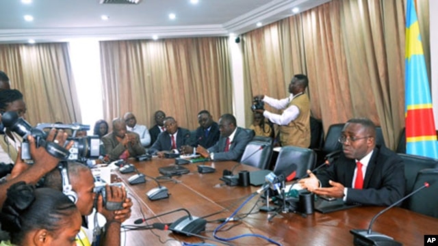 Democratic Republic of Congo's newly-appointed Prime Minister Matata Ponyo Mapon (R) talks surrounded by his cabinet ministers during a press point at the Finance ministry in Kinshasa, DRC, April 19, 2012.
