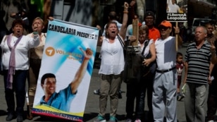 Những người ủng hộ lãnh tụ đối lập Leopoldo Lopez  đòi tự do cho ông bên ngoài tòa án ở Caracas, Venezuela, ngày 4/9/2015.