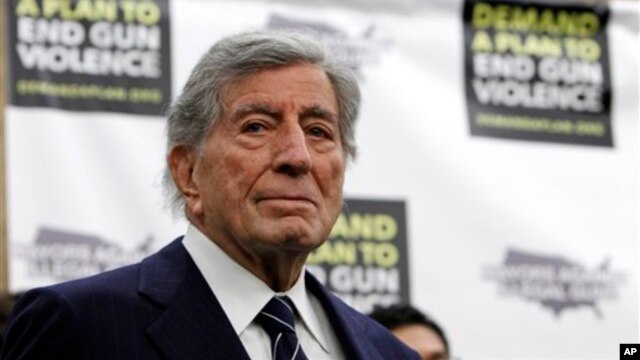 El legendario cantante Tony Bennett, de 86 años, fue uno de los que habló en el acto.