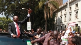 Uhuru Kenyatta piştevanên xwe silav dike