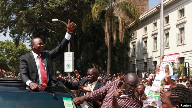 Uhuru Kenyatta piştevanên xwe silav dike