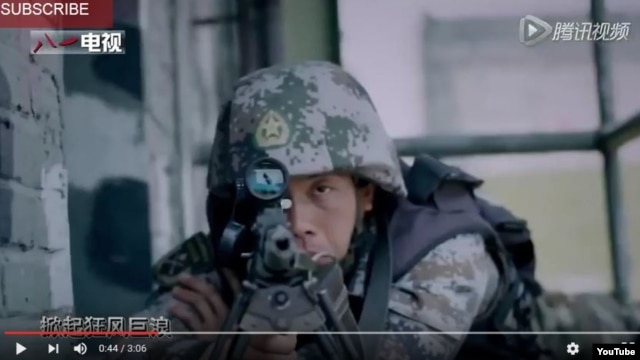Hình ảnh một quân nhân trong đoạn phim tuyển quân của Trung Quốc được đăng tải trên YouTube.