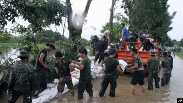 Thai soldiers pile up sandbags to make a flood barrier in Pathumthani province, central Thailand, Oct. 11, 2011.