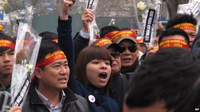 Người biểu tình hô khẩu hiệu chống Trung Quốc trong lễ tưởng niệm 35 năm cuộc chiến tranh biên giới, ngày 16/2/2014. 