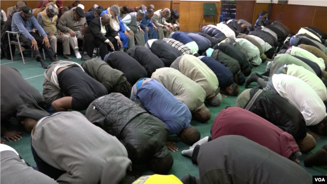 Muslim Prayer at Masjid Ibrahim, Dec.4 2015. (R. Taylor/VOA)