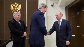 Ngoại trưởng Mỹ John Kerry được Tổng thống Nga Vladimir Putin chào đón tại Sochi, ngày 12/5/2015.