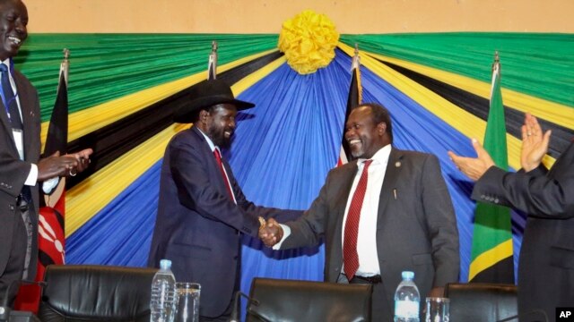  Rais Salva Kiir wa Sudan kusini (kushoto)  mpinzani wake  Riek Machar