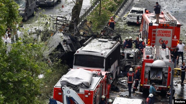 Các chuyên gia pháp y và lính cứu hỏa đứng bên cạnh một chiếc xe buýt của cảnh sát Thổ Nhĩ Kỳ bị nhắm mục tiêu đánh bom ở trung tâm thủ đô Istanbul, ngày 7/6/2016.