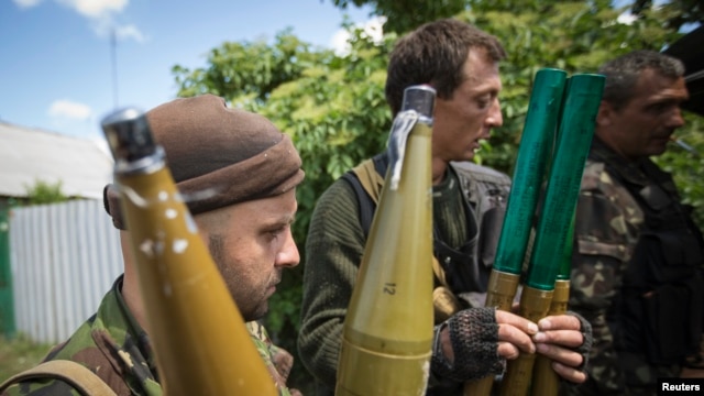 Các phần tử ly khai thân Nga võ trang với súng phóng lựu sẵn sàng tham chiến ở Seversk, trong vùng Donetsk