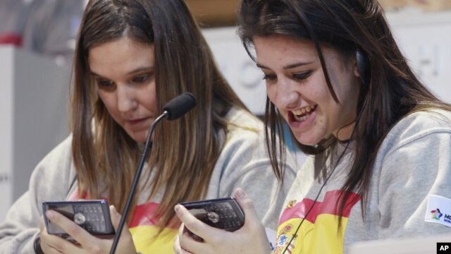 Dos chicas españolas participan en una competencia mundial de texteo, en Nueva York. Este lunes se cumplen 20 años del primer texto enviado a un teléfono celular.