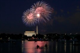 Bắn pháo hoa tại Đài tưởng niệm Lincoln và Washington trong ngày Lễ Độc lập ở thủ đô Washington, 4/7/2014.