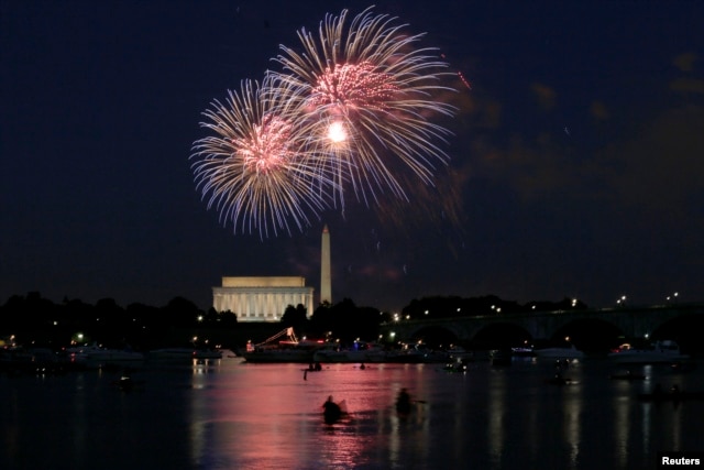 Bắn pháo hoa tại Đài tưởng niệm Lincoln và Washington trong ngày Lễ Độc lập ở thủ đô Washington, 4/7/2014.