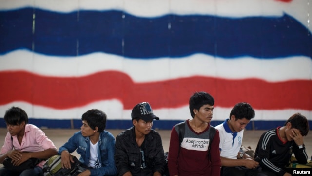 Cambodian migrant workers wait for document process as they prepare to migrate back to Cambodia at the Aranyaprathet Police station in Sa Kaew June 15, 2014. The International Organization for Migration (IOM) estimates that over the past week 100,000 Cambodians have poured over the border, as the military that seized power in a May 22 coup intensifies lax measures to regulate illegal labour. 