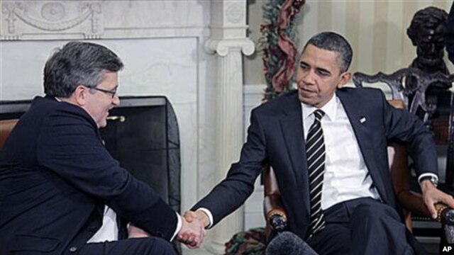 President Barack Obama shakes hands with Polish President Bronislaw Komorowski, during their meeting in Oval Office of the White House in Washington, Dec 8, 2010