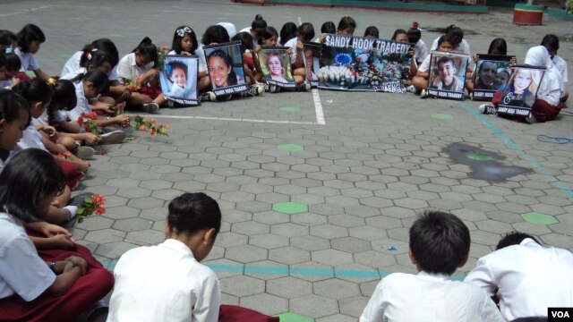 Murid-murid SD Joglo Kadipiro 76 di Solo berdoa bersama untuk para korban penembakan massal di Connecticut, AS. (VOA/Yudha Satriawan)