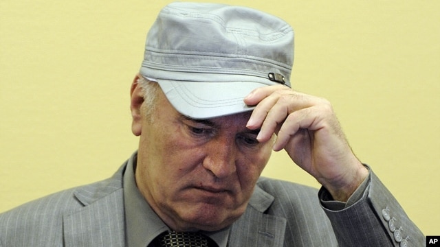 Ratko Mladić prilikom prvog pojavljivanja pred sudijama Haškog tribunala, 3. juna 2011.