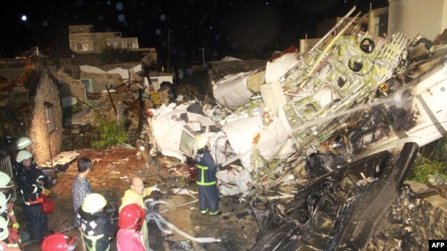 Petugas mencari jenazah korban di antara reruntuhan pesawat TransAsia Airways GE222 yang jatuh di Kepulauan Penghu, Taiwan (23/7).