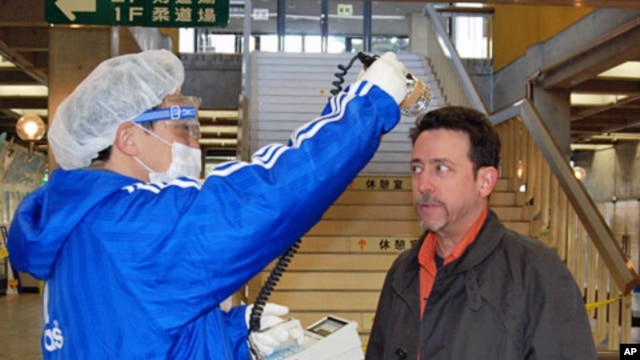 VOA's Northeast Asia Bureau Chief Steve Herman is tested for radiation contamination in Koriyama, Japan
