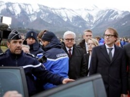 Ngoại trưởng Đức Frank-Walter Steinmeier đến thị sát hiện trường tai nạn bằng trực thăng.