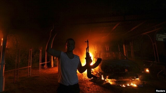 Wani dan zanga-zanga a kofar karamin ofishin jakadancin Amurka dake cin wuta a Benghazi a kasar Libya