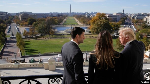 众议院院长瑞安在国会山议长办公室阳台与来访的当选总统川普和夫人俯瞰华盛顿国家大草坪。
