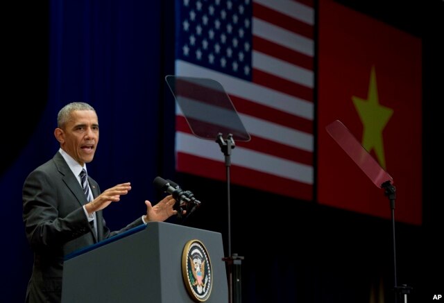 Tổng thống Obama đọc diễn văn tại Trung tâm Hội nghị Quốc gia ở Hà Nội trước hơn 2.000 người. Ông tiếp tục đề cập đến vấn đề rất nhạy cảm là nhân quyền.