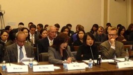 Một nạn nhân của nạn buôn người, cô Vũ Phương Anh (thứ nhì từ bên phải), phát biểu trong một cuộc điều trần trước tiểu ban nhân quyền của Ủy ban đối ngoại Hạ-viện Hoa Kỳ, ngày 24/1/2012.