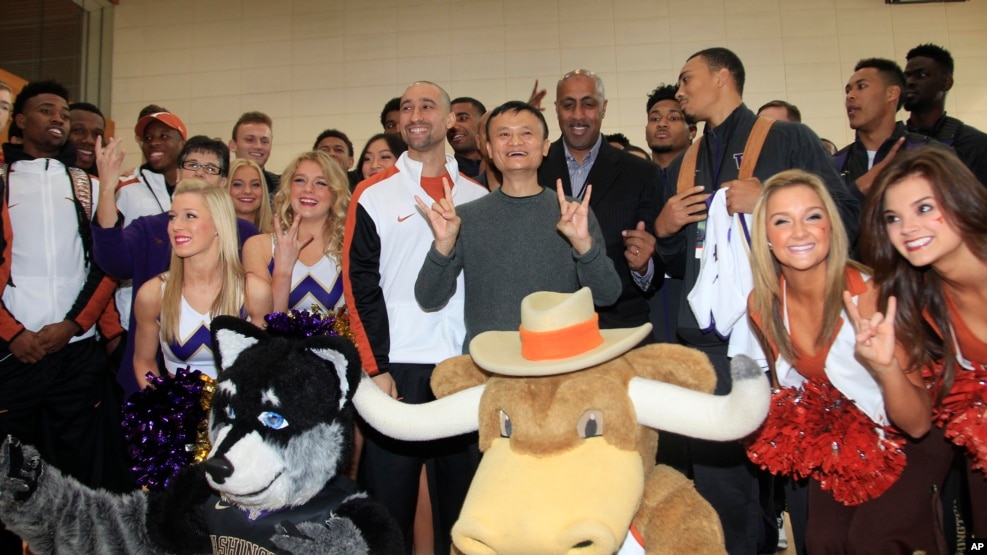 阿里巴巴集团董事局主席马云和美国华盛顿大学与德克萨斯大学篮球队队员在杭州合影（2015年11月10日）