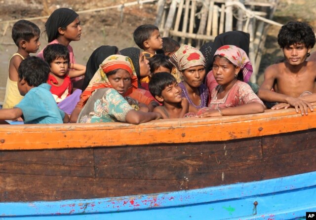 Phụ nữ và trẻ em trên những chiếc thuyền ọp ẹp.