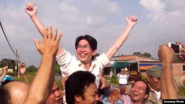 Blogger Ðinh Nhật Uy sau khi được trả tự do.