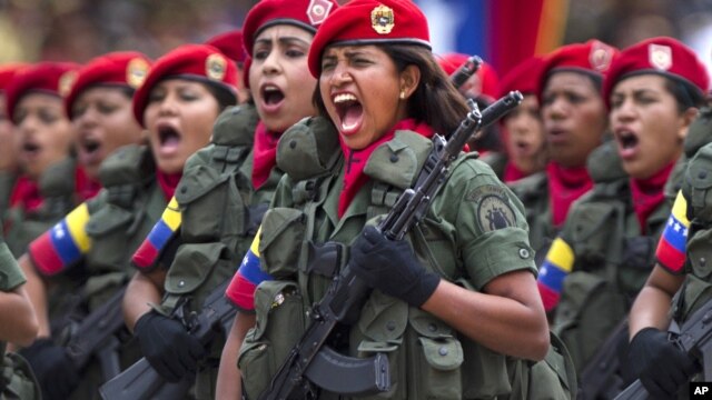 Mujeres soldados durante una parada militar: la Fuerza Armada de Venezuela se comprometió a respetar los resultados de las elecciones del próximo 7 de octubre.