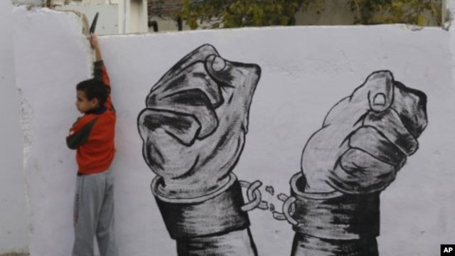 Palestinian relatives of prisoner Younis Jahjouh decorate the street ahead of his release from Israeli prisons in the Qalandia refugee camp near the West Bank city of Ramallah,  Dec 17, 2011.
