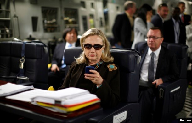 Ngoại trưởng Hillary Clinton kiểm tra email trên điện thoại trước khi khởi hành trong chuyến công du đến Tripoli, Libya, ngày 18/10/2011.