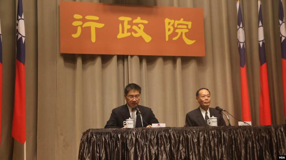 台灣海巡署署長李仲威及行政院發言人徐國勇向媒體說明南援一號操演細節(美國之音易林拍攝)