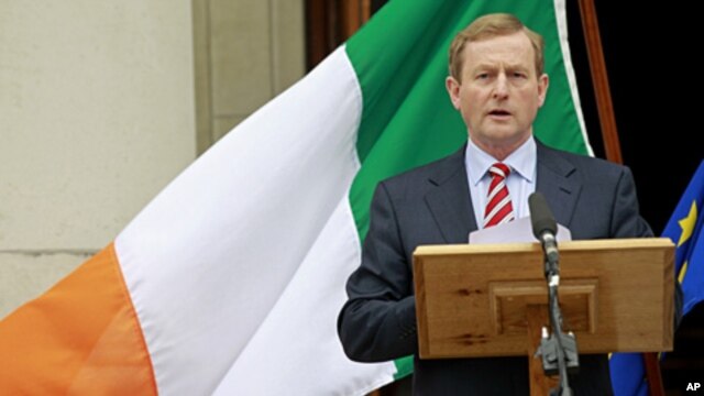Irish Prime Minister Enda Kenny speaks to the media at goverment buildings, Dublin, Ireland, June 1, 2012 (AP).