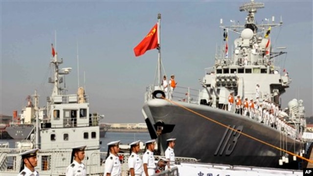 2013年8月中国海军官兵准备登上青岛号导弹驱逐舰（右）去参加中美海军联合演习