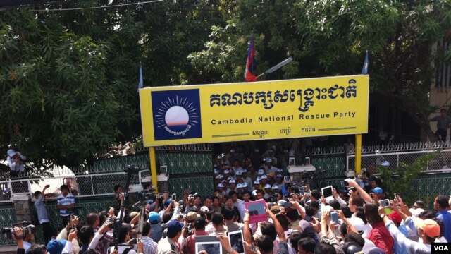 បាតុករគាំទ្ររដ្ឋាភិបាលដាក់ញត្តិនៅទីស្នាក់ការគណបក្សសង្គ្រោះជាតិ ទាមទារឲ្យលោកកឹម សុខា ប្រធានស្តីទីគណបក្សនេះសុំទោស។