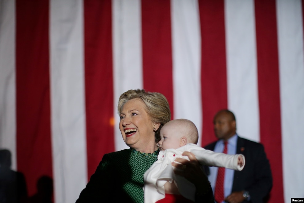 2016年10月23日，克林顿在北卡罗莱纳州参加竞选活动后抱着一个婴儿
