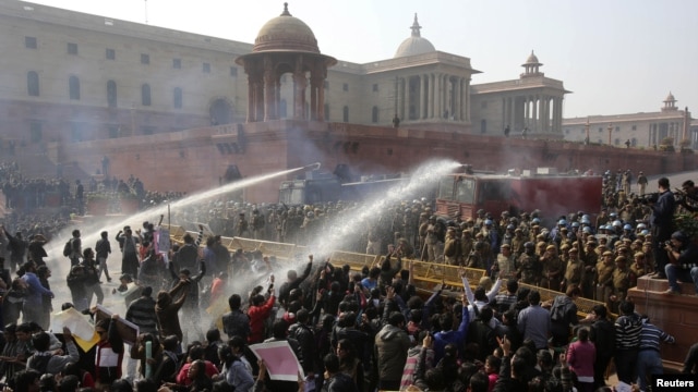 Cảnh sát dùng vòi rồng để giải tán biểu tình ở New Delhi, ngày 22/12/2012.